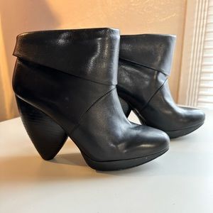 Max Studio Umberto round heel, black leather ankle boots size 6.